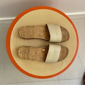 Donald Pliner Fiji platform thong sandals, size 9.5. Excellent condition.